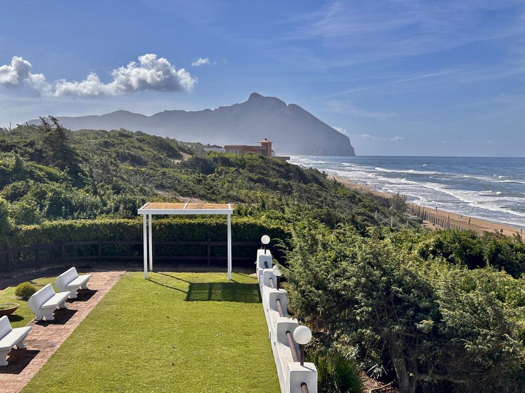 Жаркий сентябрь на побережье Тирренского моря.