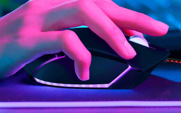 Mouse para gaming Xtech XTM-720 con iluminación RGB y diseño ergonómico.