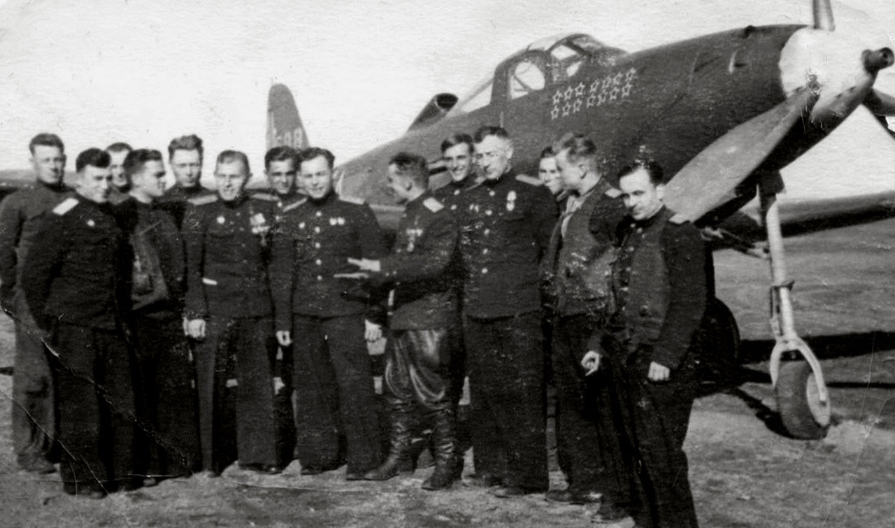 Bell-P-39-Airacobra-2GvIAP-with-pilots-at-a-Soviet-airfield-Russia-1944-01