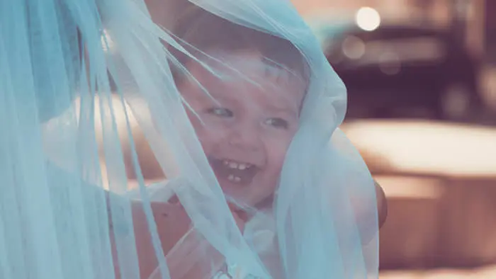 enfant-voile-rire-mere-et-fils-bebe