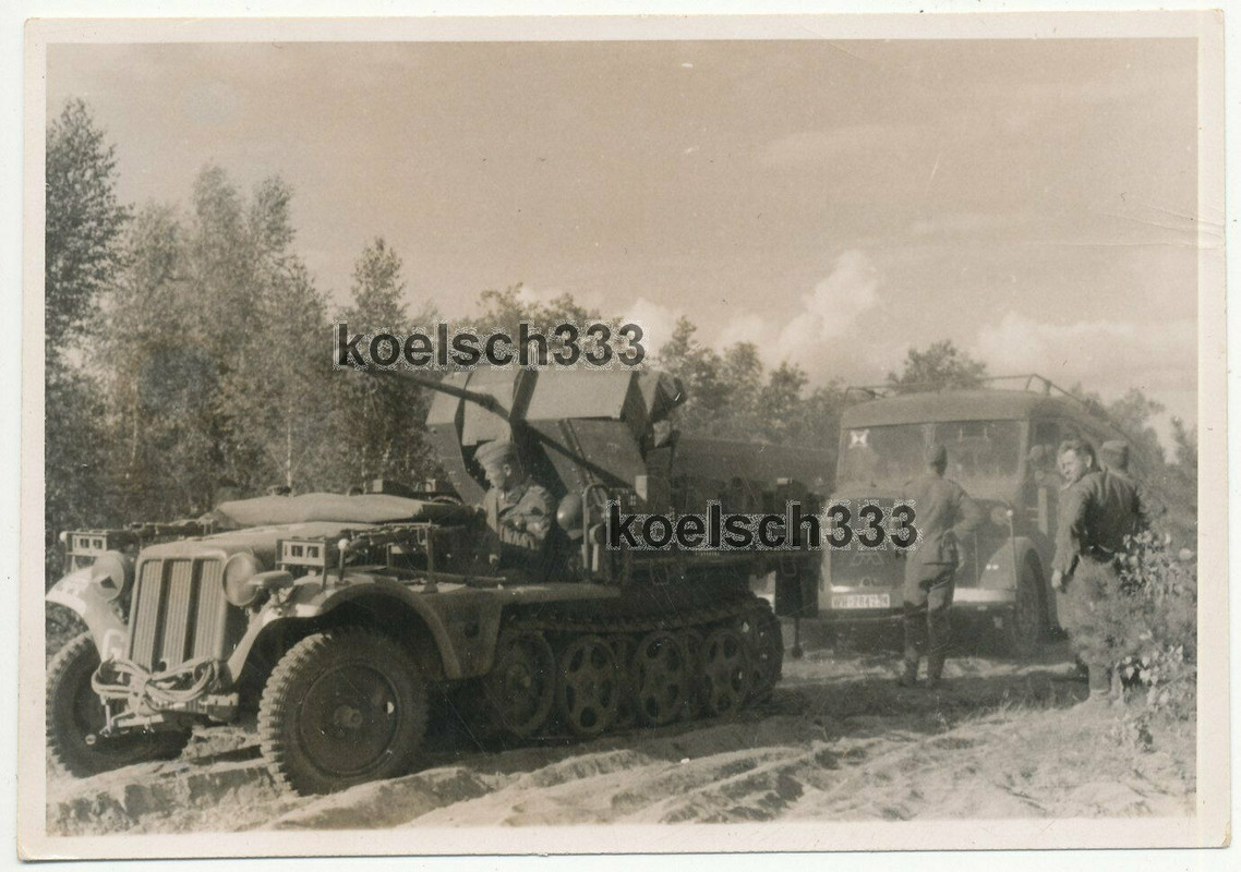 Foto Panzer Halbkette mit 2cm Flak Geschütz vor Magirus Deutz LKW im Osten 1941