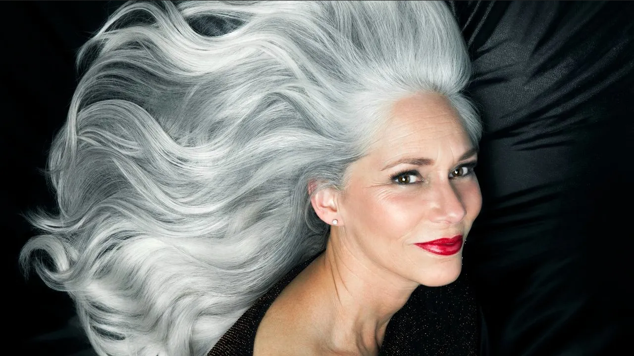 Descubre cómo platinar tus canas de manera natural y saludable