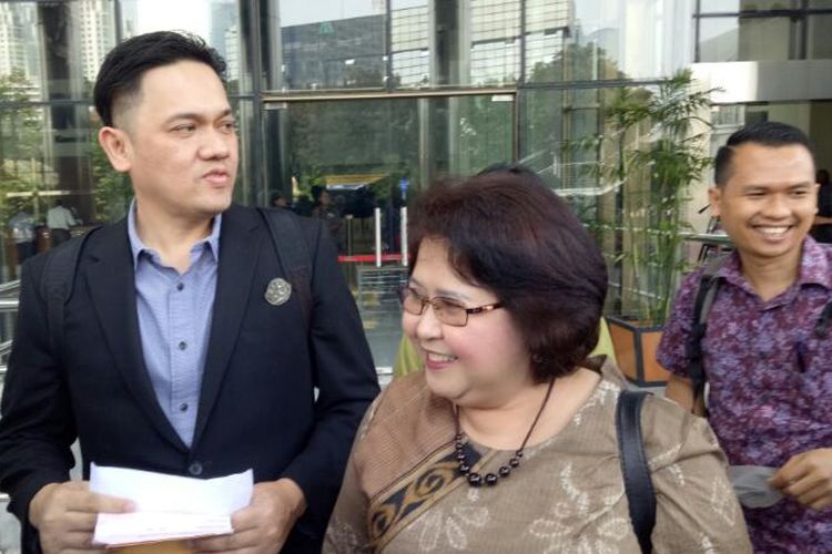 Pengacara Elza Syarief menghadiri panggilan KPK pada Senin (17/4/2017). Ia datang sebagai saksi dalam kasus pemberian Keterangan palsu terkait kasus dugaan korupsi e-KTP. Elza ditemani oleh pengacara Farhat Abbas. 
