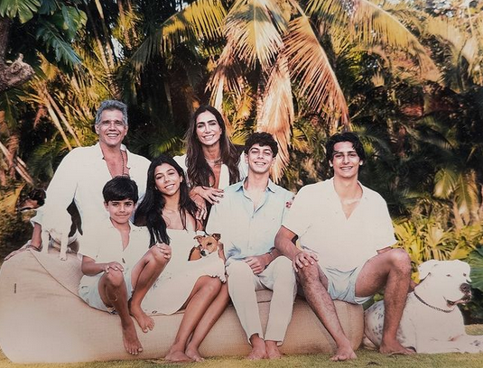 Screenshot-2024-11-08-at-08-32-58-Marcio-Garcia-mostra-look-combinando-com-esposa-e-filhos-Fam-lia