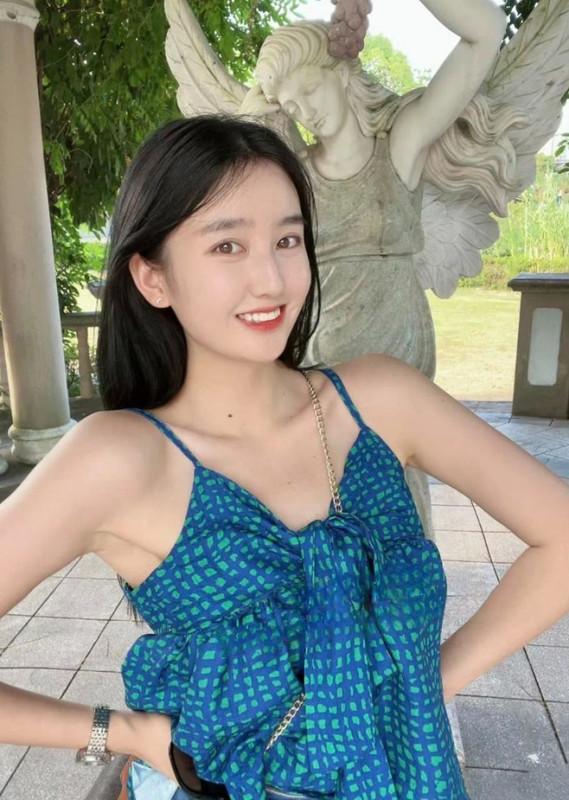 X2武汉某大学计算机学院美女辅导员徐曦，研究生毕业，小小年纪就吃上了铁饭碗，近期被学生拔出其本人早期在花椒直播平台玩擦边直播，甚至还有金主豪掷重金和她裸聊，主播ID叫曦曦宝贝呀，现在都还有相关记录。果