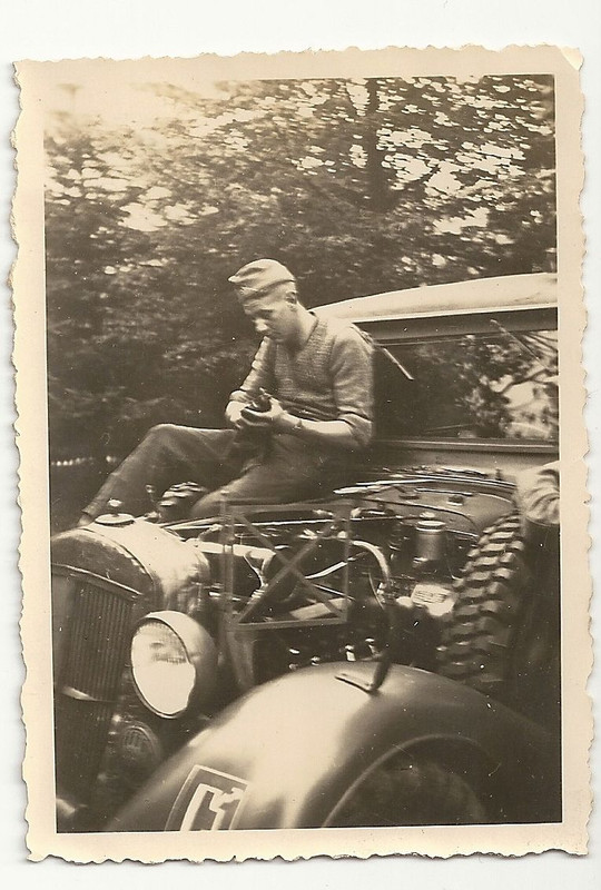 Orig.Foto Soldat Wehrmacht Reparatur am Kübelwag