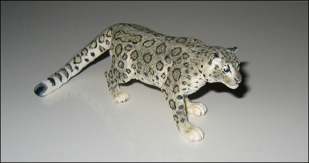 Repainted Schleich Snow Leopard, a surprise gift from Alain! Schleich-snow-leopard-repainted-alain3