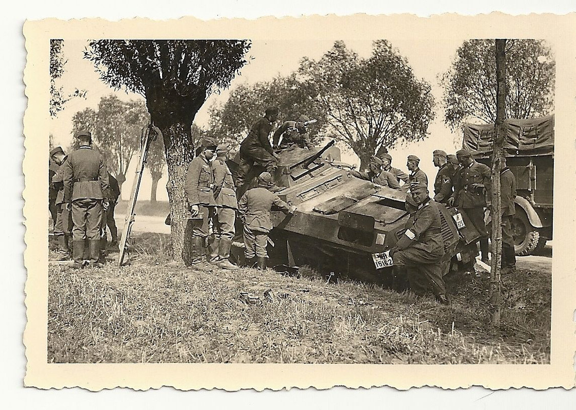 Orig.Foto schwer beschädigter Spähpanzer Tank Sd