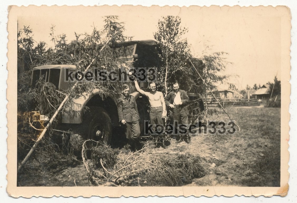 Foto Soldaten der Wehrmacht vor feldmäßig getarnter Panzer Halbkette in Russland