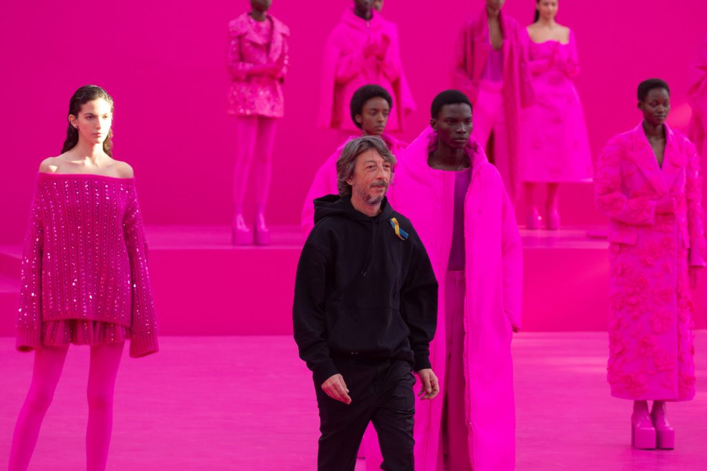 Valentino PP Pink tinge Parigi e il mondo di rosa Valentino PP Pink tinge Parigi e il mondo di rosa