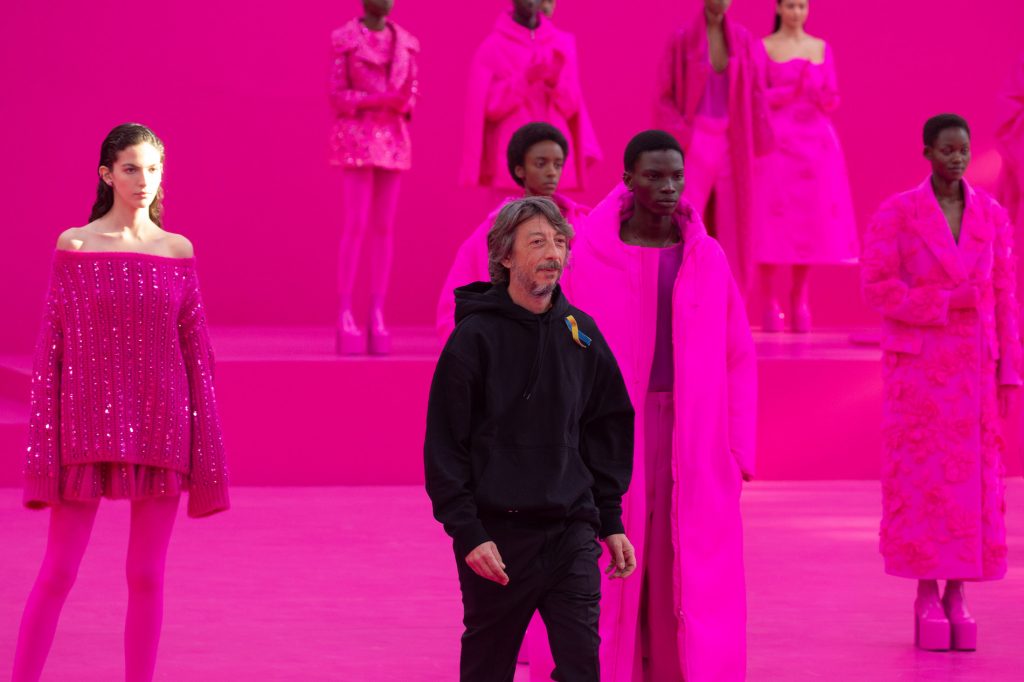 Valentino PP Pink tinge Parigi e il mondo di rosa