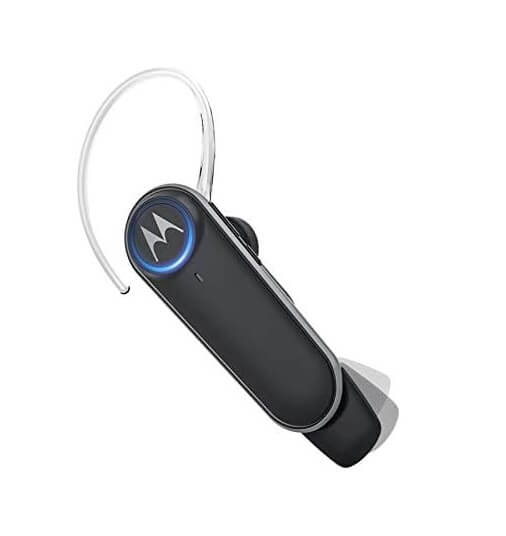 Auricular Motorola Boom 3+ con el brazo abierto listo para contestar una llamada