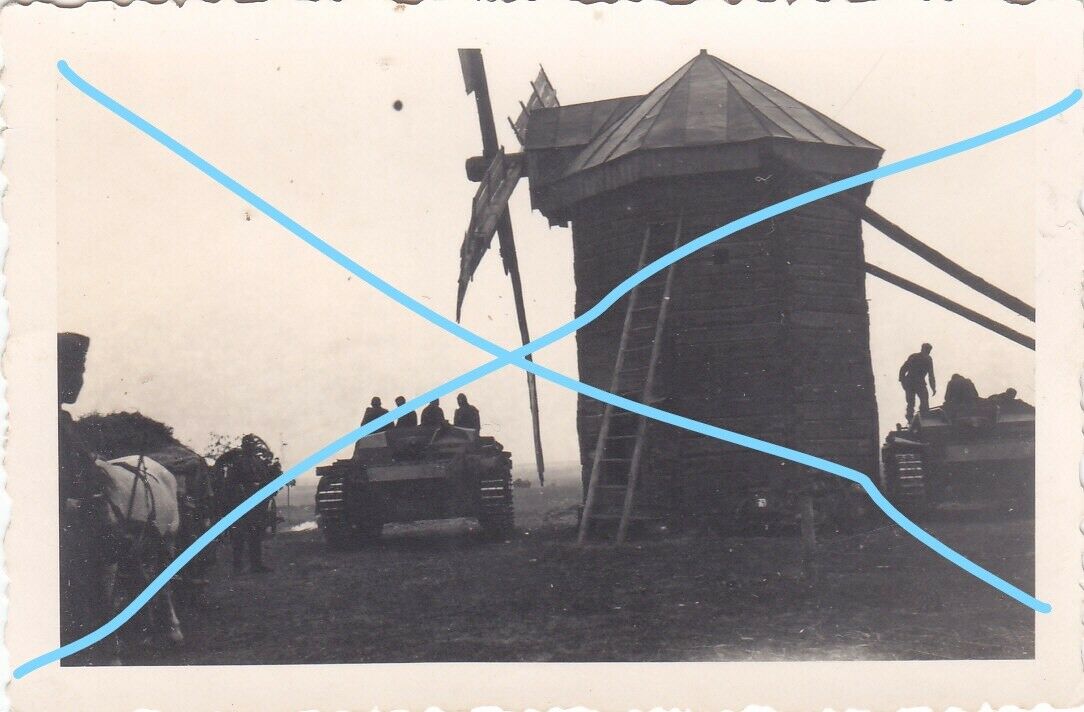 Foto Wehrmacht Soldaten Sturmgeschütz STUG Panzer Tank Windmühle Windmill