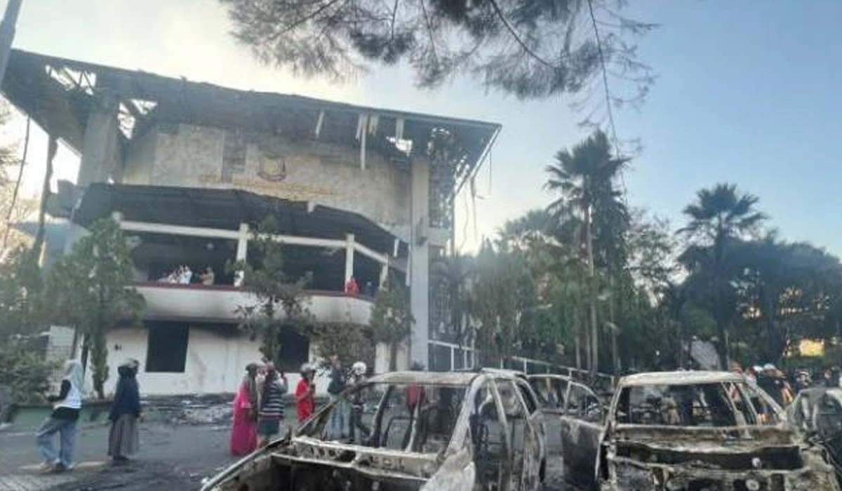 Bali Memanas! Massa Serbu Kantor DPRD, Mobil Polisi Ludes Terbakar!