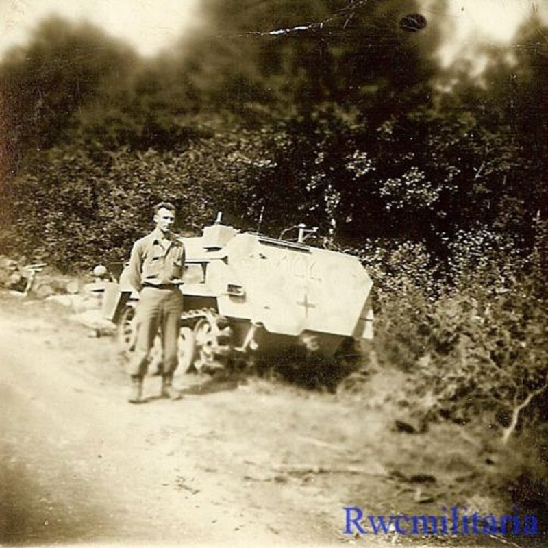 US Soldier & KO'd German SdKfz.250 Schützenpanze