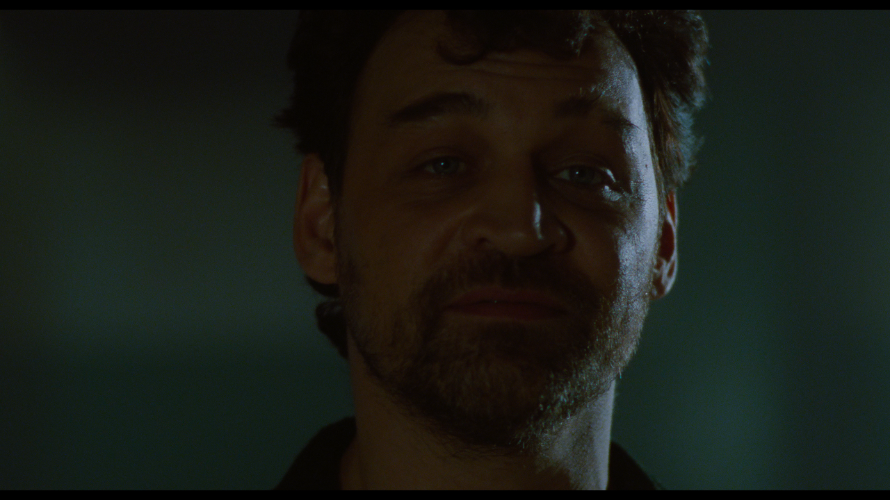 Red.Heat.1988.2160p.BDREMUX.HEVC.HDR.DoVi-Нечипорук.mkv_snapshot_01.00.40.000