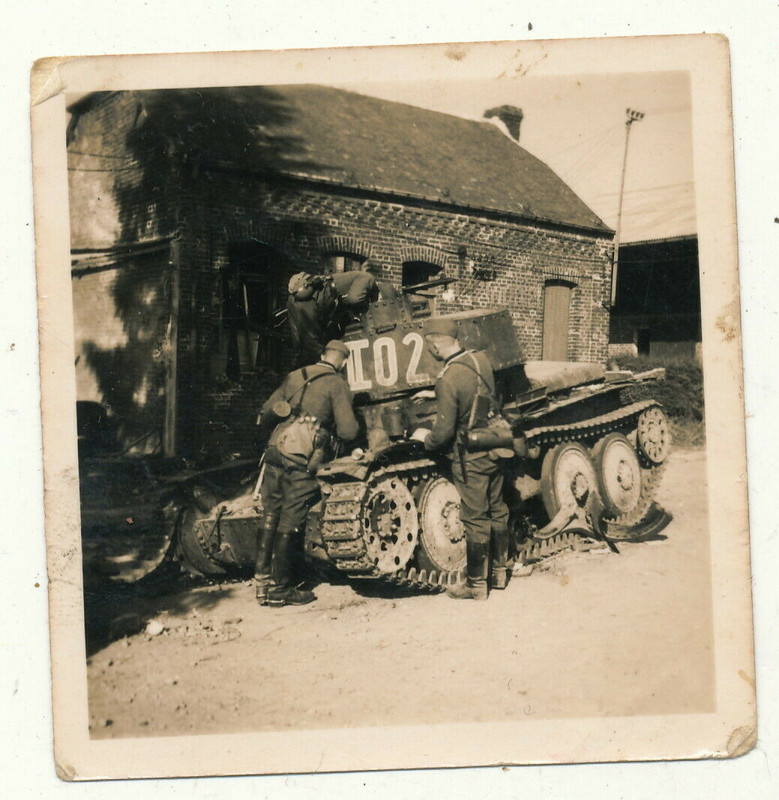 Foto - zerstörter Panzer mit Kennung II O 2 wohl Frankreich