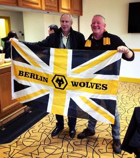 Colin-and-Wayne-with-the-Berlin-Wolves-flag-25-11-2018.jpg