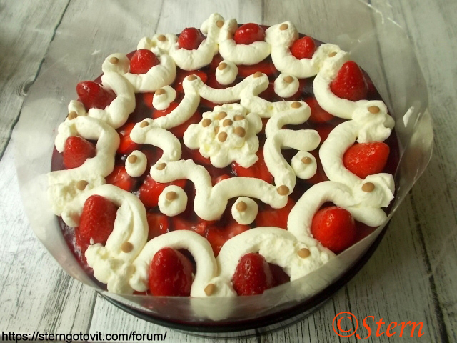 Торт с клубникой «Виктория»