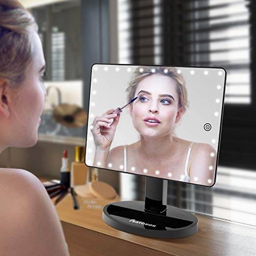 Espejo de maquillaje mostrando su capacidad de giro de 360 grados y su base estable.