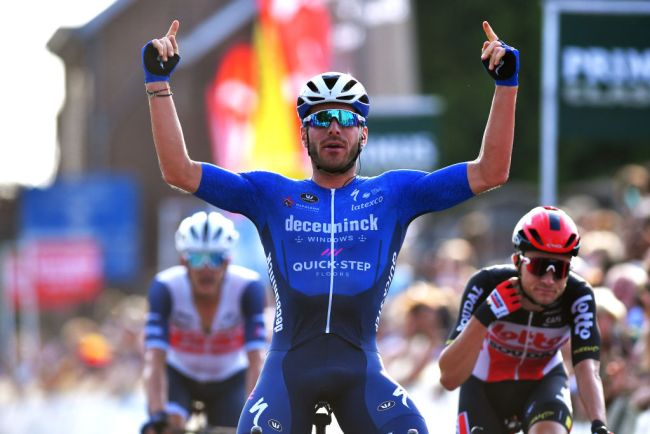 Florian Sénéchal alza le braccia al cielo sul traguardo. Photo Creddit: Getty Images Sport
