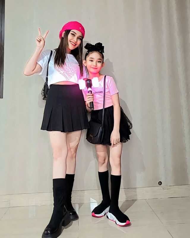 outfit Ayu Ting Ting dan Bilqis di hari pertama konser BLACKPINK.