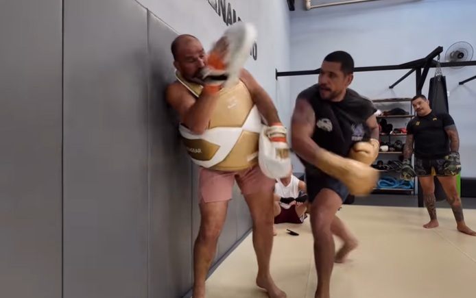 Алекс Перейра показа сила в лагера за Сирил Ган