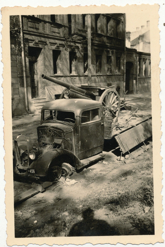 Foto - zerschossener LKW mit Geschütz in Dünabur