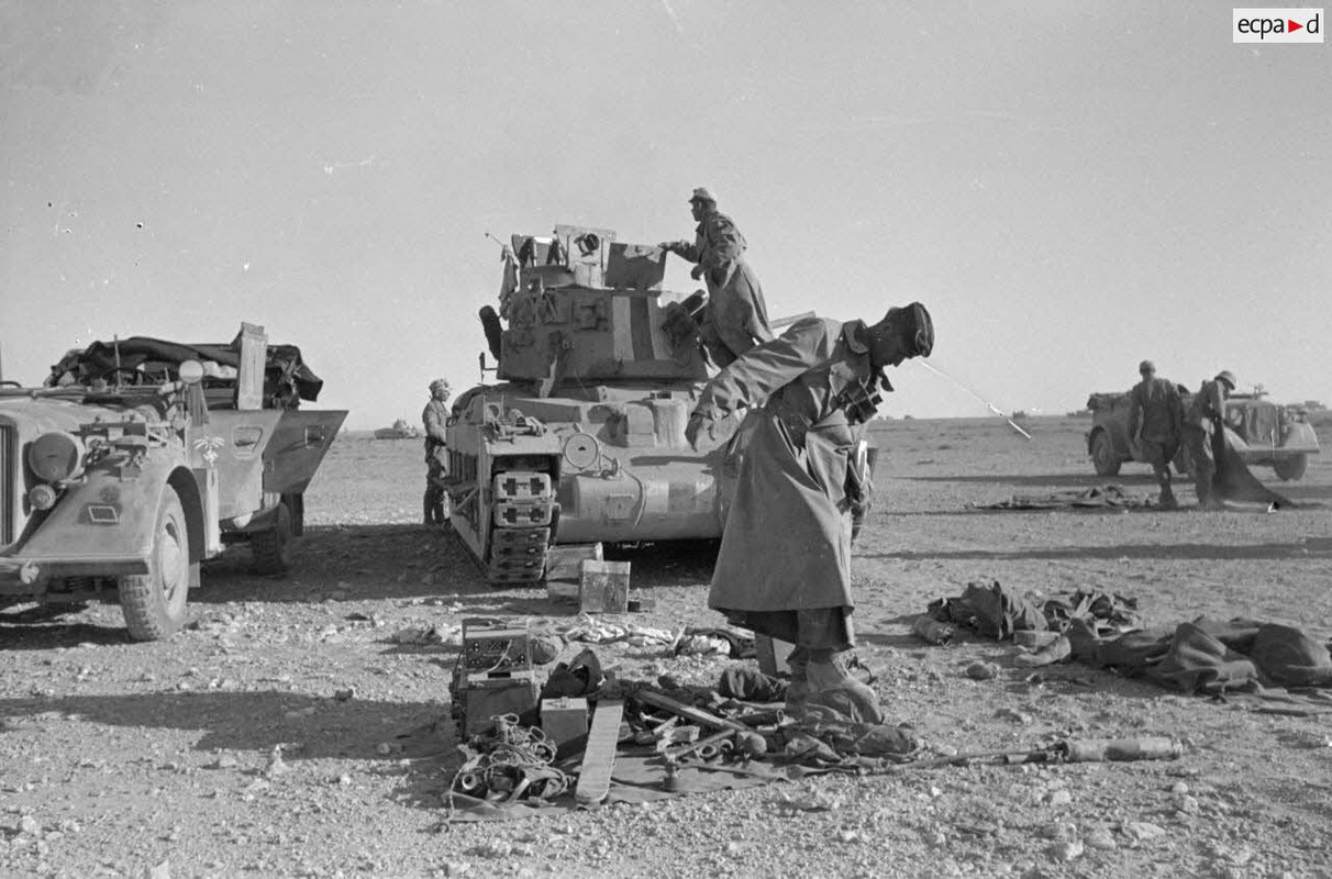 Blindé britannique Mathilda Mark II détruit dans le désert.