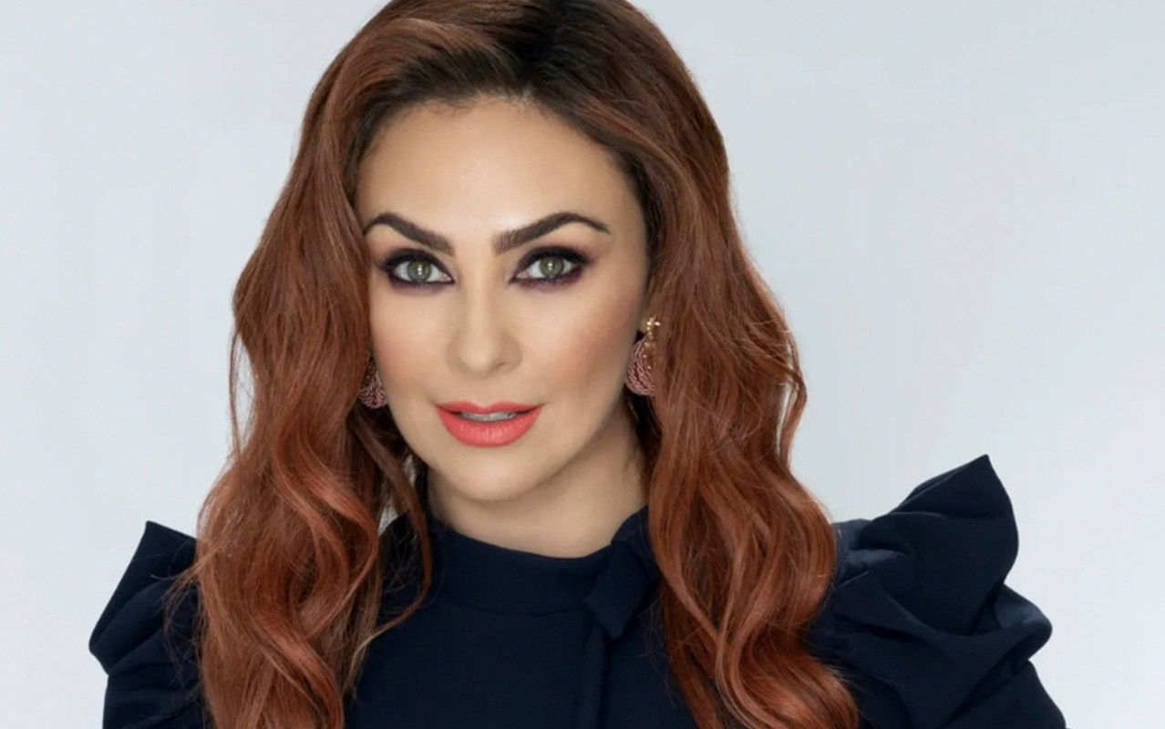 Aracely Arámbula baila reggaetón en bikini con todo y su perrito