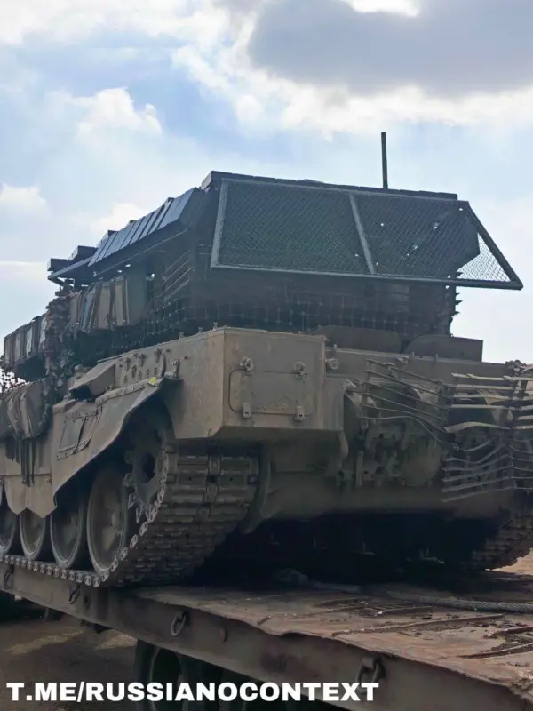 Abrams de fabrication américaine vs T-90 russe T-90-M-russe-avec-cage-de-protection-Kontakt-1