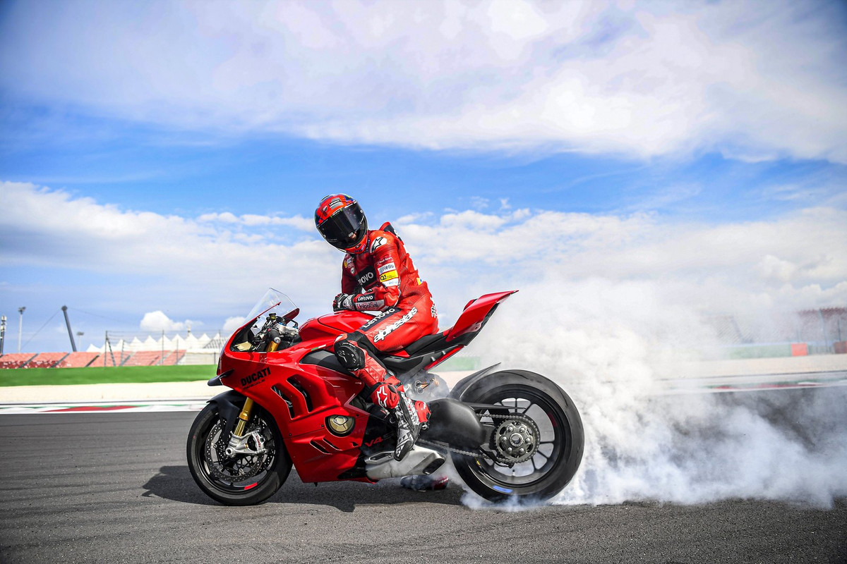 Супербайк Ducati Panigale V4 2022