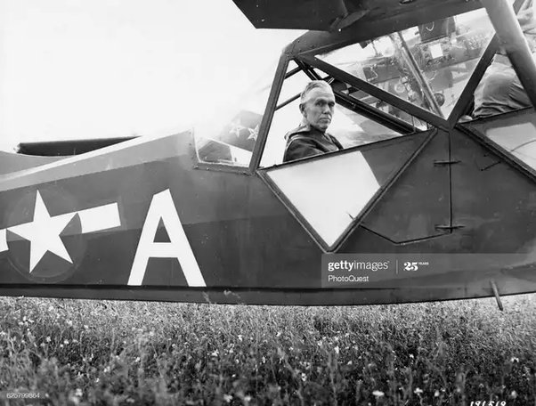 El General George C Marshall en un avión de observación en el frente italiano, Italia, 19 de junio de 1944 El General George C Marshall en un avión de observación en el frente italiano, Italia, 19 de junio de 1944