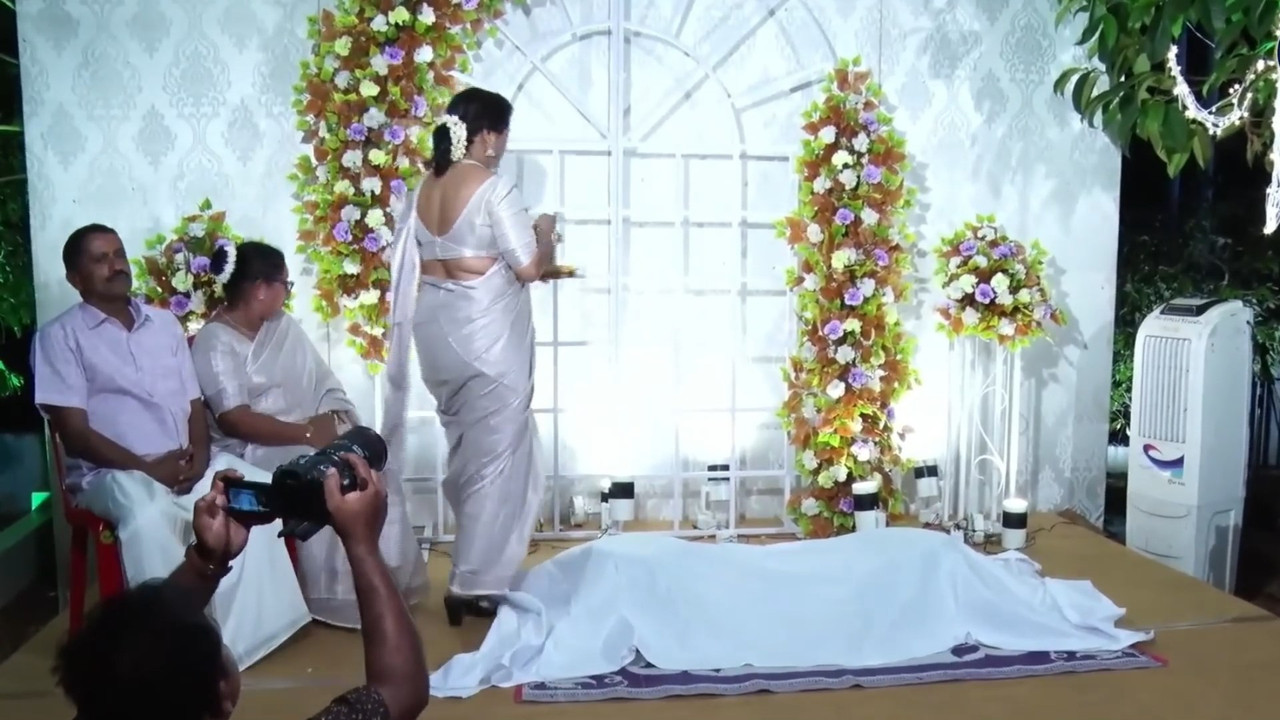 Hot fleshy Malayali aunty tummy foldand big ass in white saree.mp4_snapshot_00.30.016