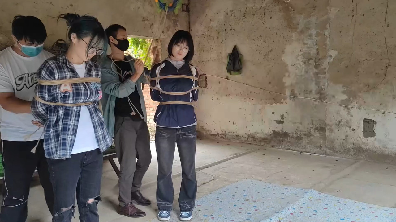 一绳所爱 两个美女被吊在废弃的屋子.mp4_20231008_131138.811