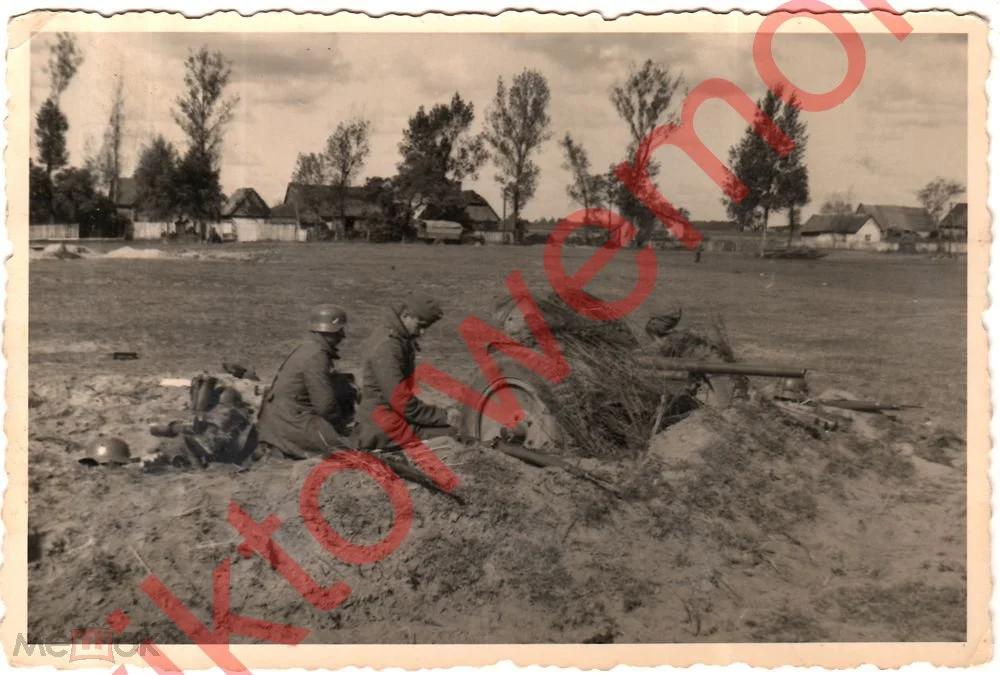 Немецкая пушка Орудие на позициях Оборона деревни Солдаты