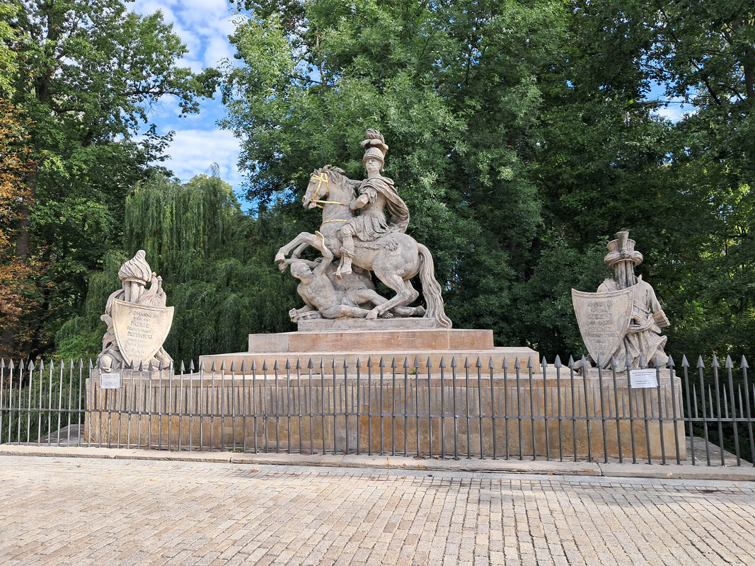 Varsovia 2024 la ciudad Fénix que resurgió de sus cenizas. - Blogs de Polonia - Dia 3-Parqie Lazienki, Palacio de la cultura, Praga, museo comunísimo. (2)