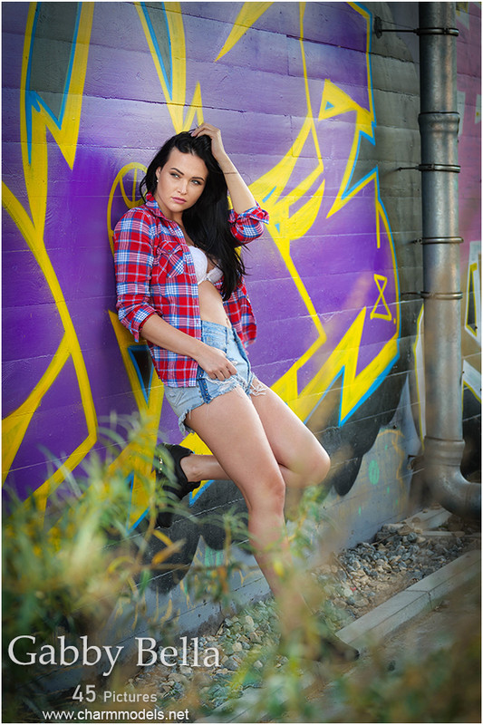20-11-2020-Gabby Bella Perfect Babe With White Bra At The Graffiti Wall 000
