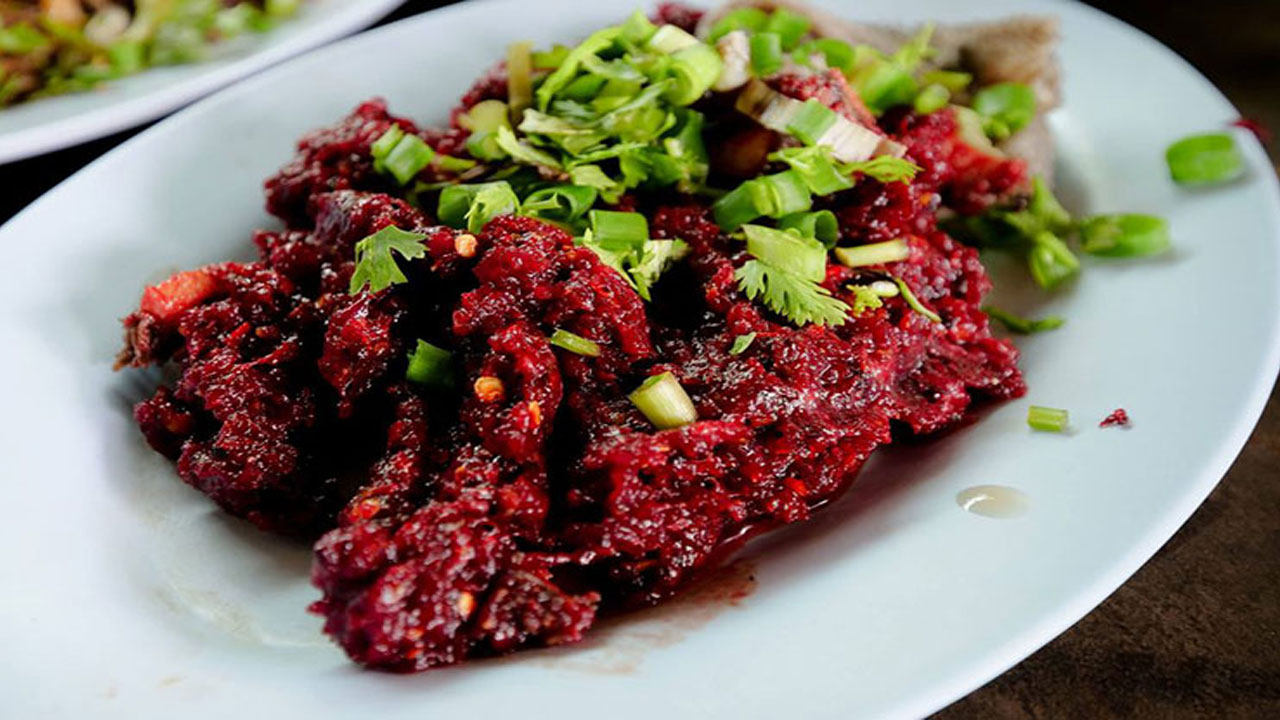 Sensasi dan Kontroversi Larb Leuat Neua, Kuliner Ekstrem Dari Thailand