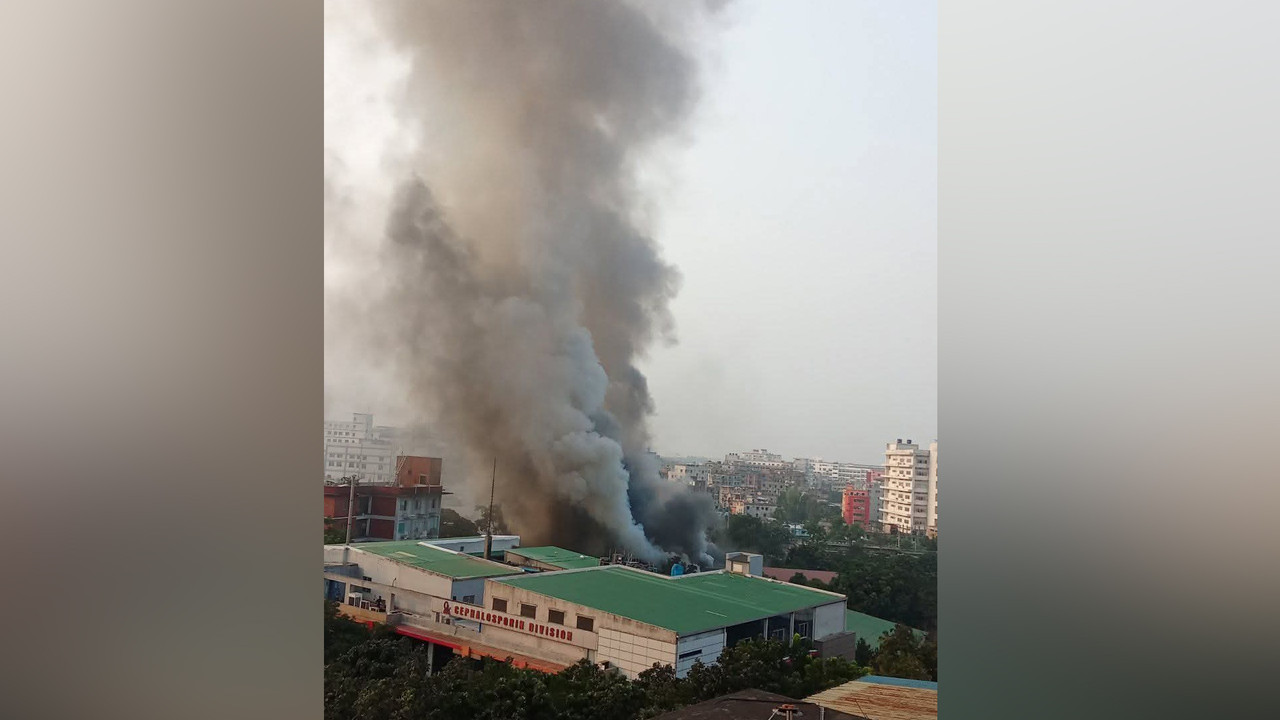 গাজীপুরে ইবনে সিনার ন্যাচারাল মেডিসিন ডিভিশনে আগুন, নিয়ন্ত্রণে ৬ ইউনিট