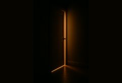 Médica revisando documentação para credenciamento estratégico