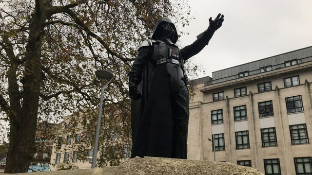 u-https-nosomosnonos-com-wp-content-uploads-2020-12-Darth-Vader-statue-Bristol-photo-by-Martin-Bo.jpg