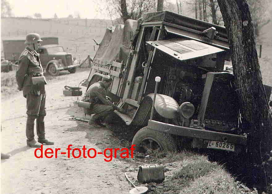 Frankreich, LKW der Luftwaffe im Straßengraben, 