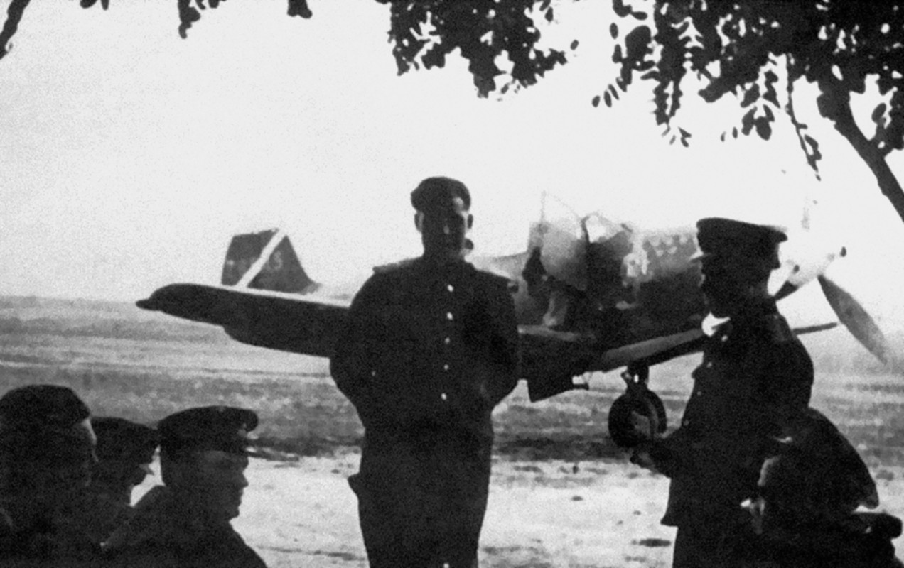 Bell-P-39-Airacobra-1MTAD-Black-Sea-Fleet-at-a-Soviet-airfield-Russia-Aug-1944-01