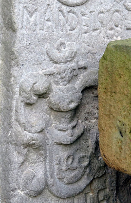 Preußisch Oldendorf, Kirche Holzhausen, Grabplatte Adam v. Langen u. Sydonia v. Büren, Wappen v. Man