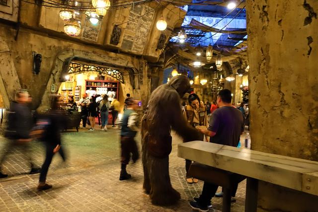 BLACK SPIRE OUTPOST MARKETPLACE, de tiendeo por Galaxy's Edge - DISNEYLAND ~ STAR WARS: GALAXY'S EDGE, LA GUIA (32)