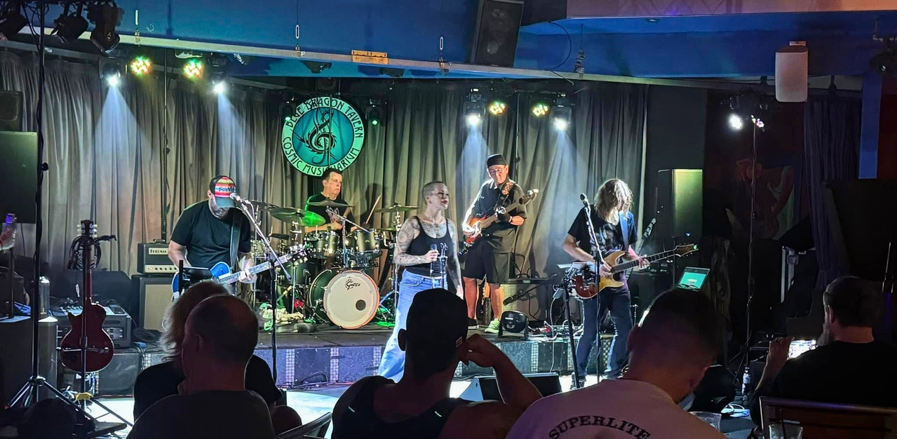 Live music and dancing at Blue Dragon Tavern on the Big Island