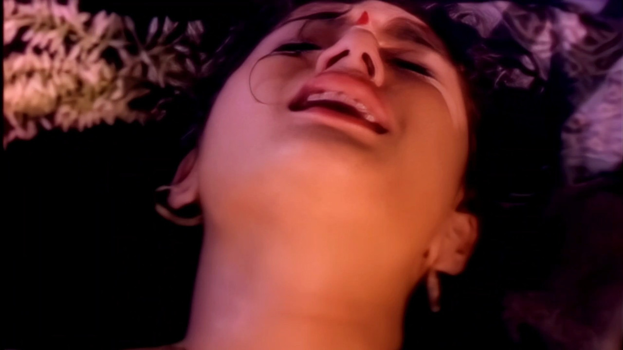 Mallu Maria Erotic Romance in white Saree.mp4_snapshot_05.15.920