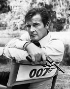 roger-moore-b17