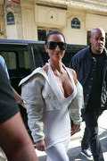 Kim-Kardashian-Cleavage-White-Paris29